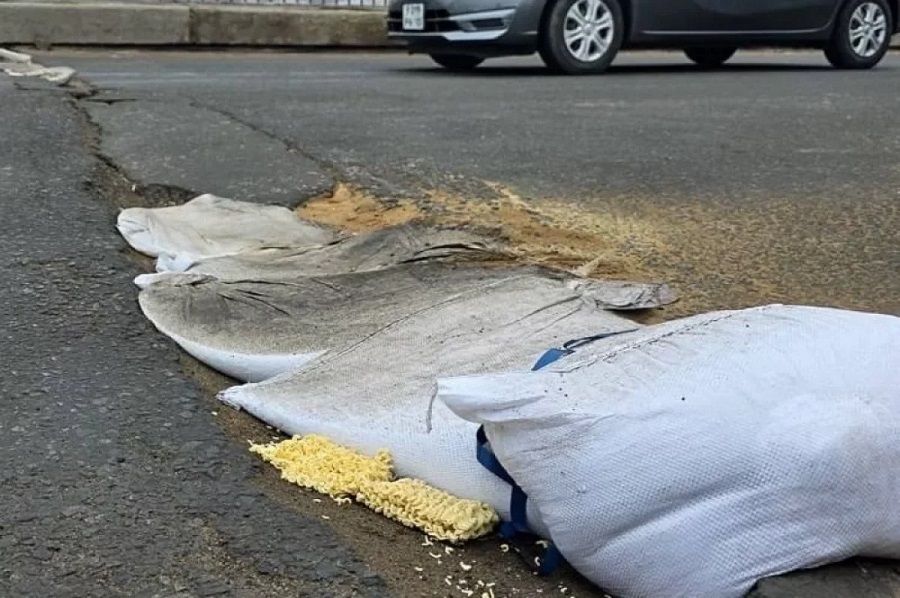 Рудневский мост во Владивостоке «отремонтирован» мешками с песком и синей изолентой