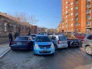 Лёд на дороге в центре Владивостока стал причиной массового ДТП