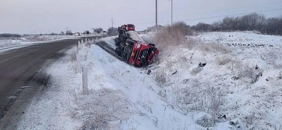 ДТП в Ханкайском округе: китайский газовоз опрокинулся в кювет