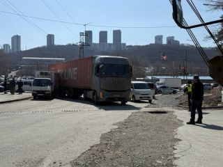 Водители вынуждены разбивать машины из за мелкого ДТП во Владивостоке