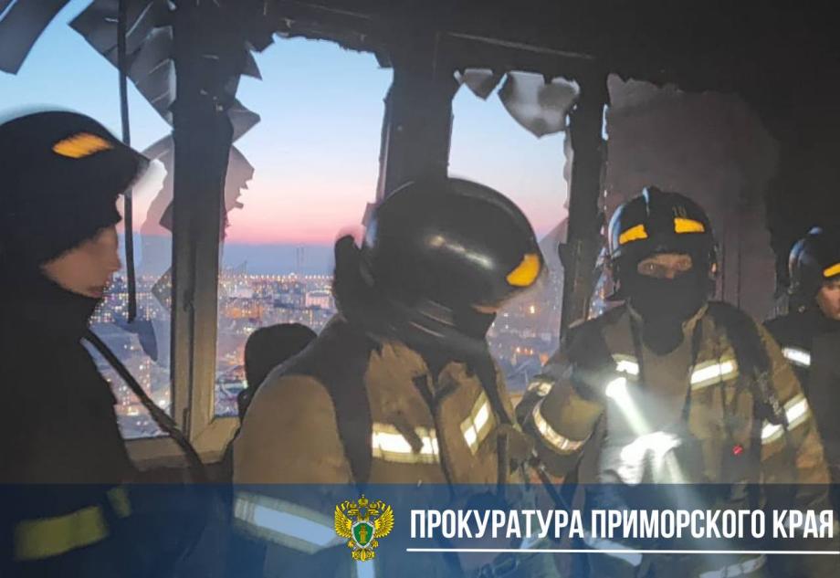 «Вылетели окна, загорелся этаж». Мощный взрыв прогремел в жилом доме во Владивостоке