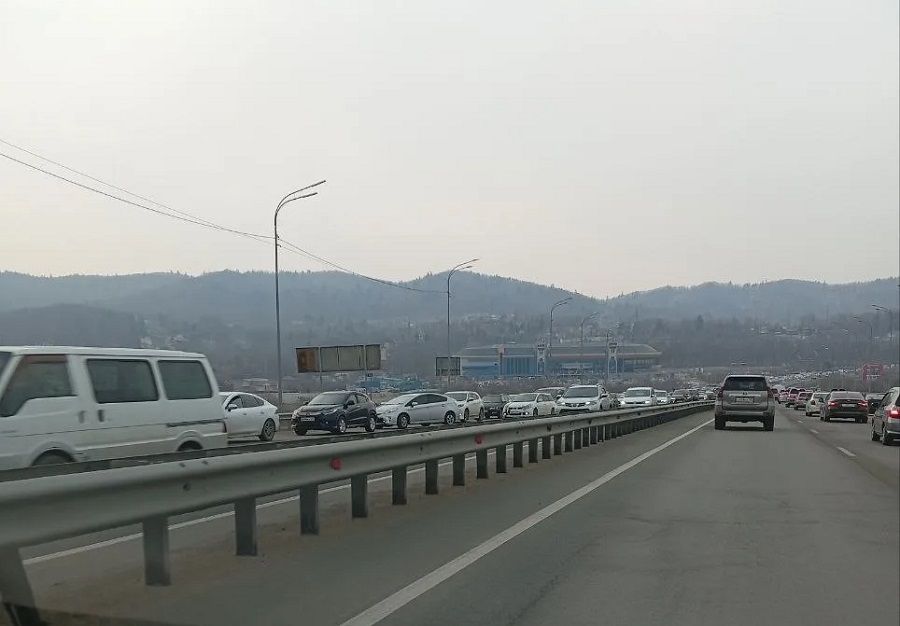 Многокилометровая пробка сковала улицы Владивостока после праздничной молитвы мусульман