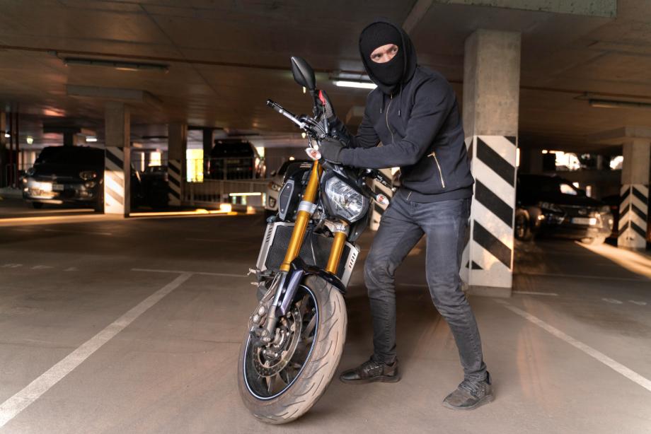 Полиция ищет нескольких человек, которые украли мотоцикл во Владивостоке