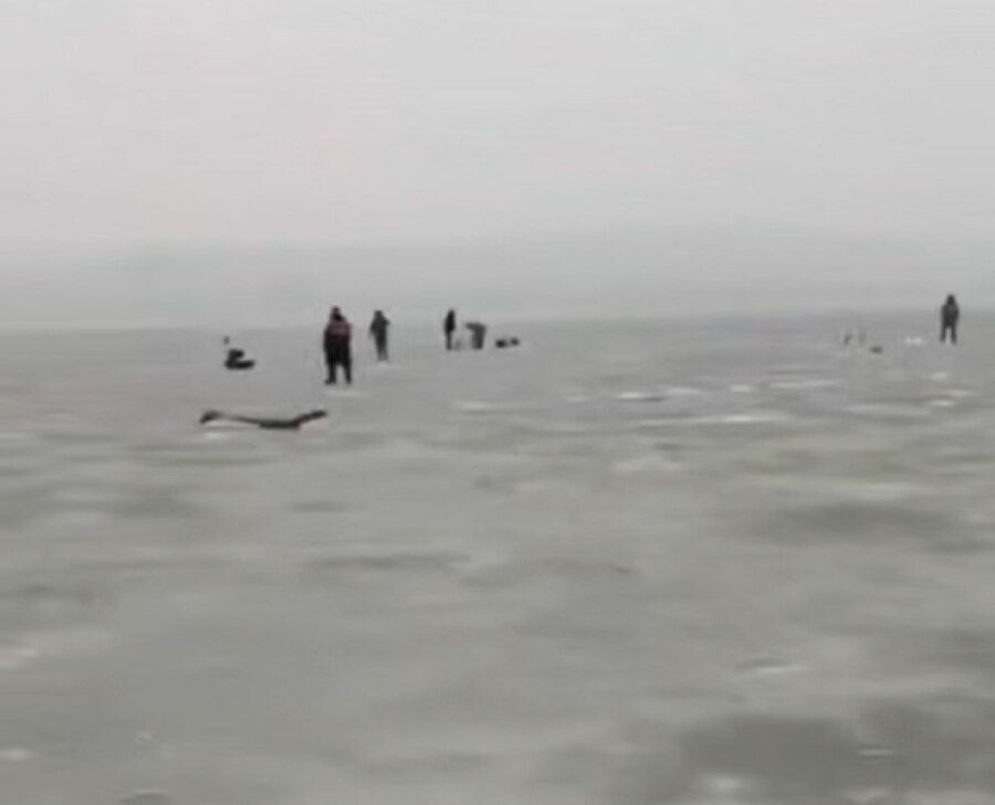 Рыбаки в Приморье проваливаются под лёд прямо на глазах очевидцев