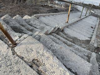 Перелом - это только начало: десятки лестниц-«убийц» угрожают жителям Владивостока