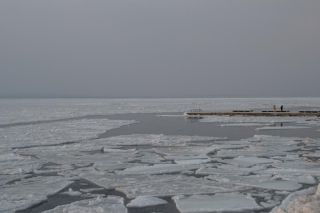 Хрупкий весенний лёд забрал жизнь рыбака во Владивостоке