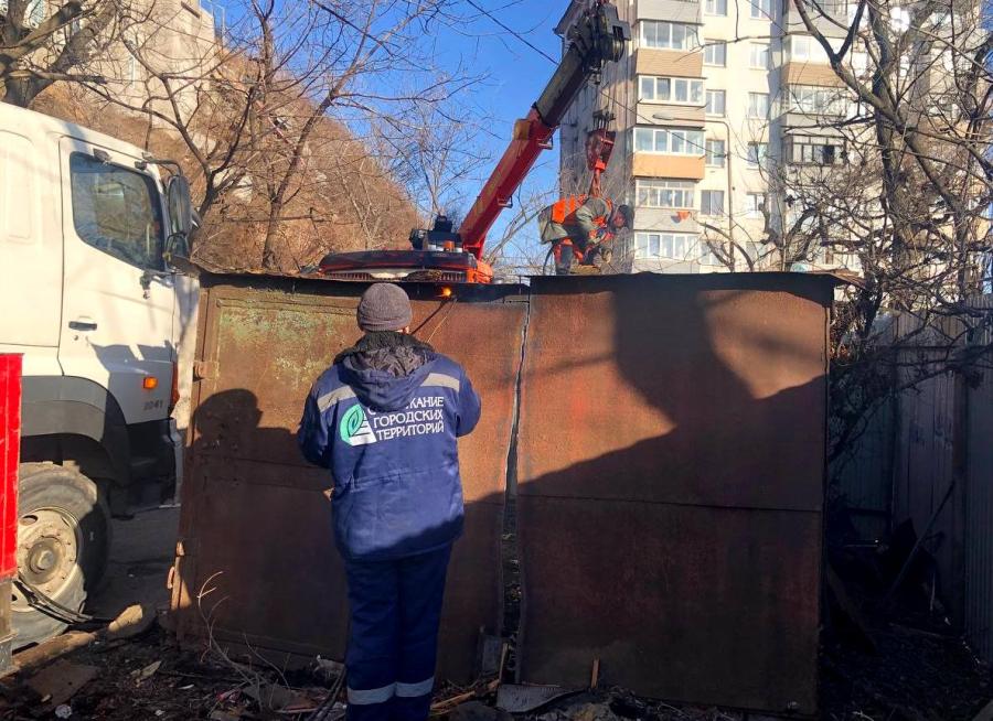 Во Владивостоке продолжают убирать незаконные объекты