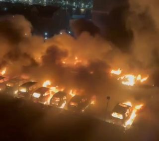 Сгорело полстоянки: во Владивостоке пожар уничтожил десятки автомобилей