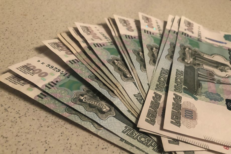 За наличность и переводы спросят: налоговая возьмется за неофициальные доходы