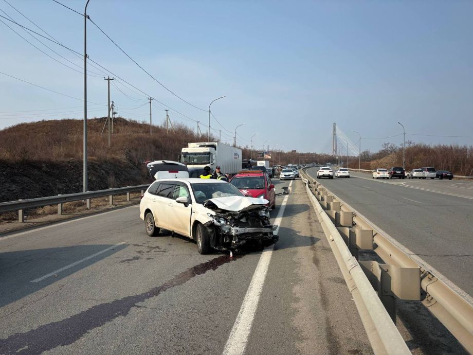«Авто в хлам»: что творится в эти минуты во Владивостоке после Русского моста