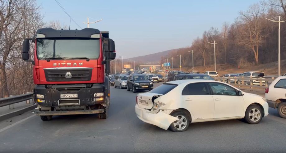 Легковушку развернуло от удара: жесткое ДТП с грузовиком произошло во Владивостоке