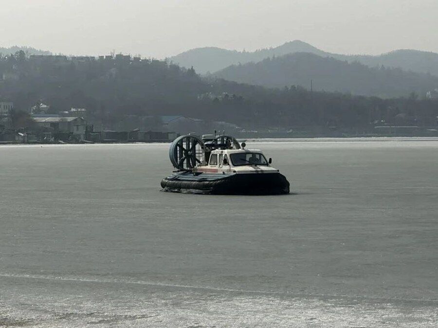 Рыбаки чудом спаслись с тонкого льда во Владивостоке