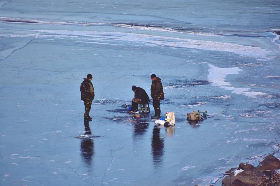15 спасено, один погиб: рыбаки Владивостока продолжают испытывать судьбу на льду