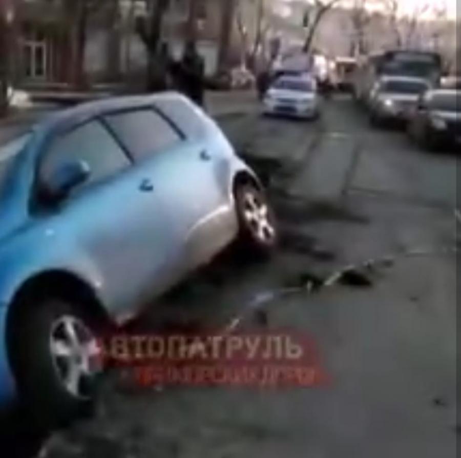 «Противотанковый ров»: во Владивостоке иномарка завалилась в траншею для новой ЛЭП