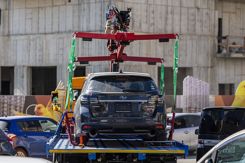 Эвакуаторы увозят с улиц Владивостока по 200 автомобилей в месяц