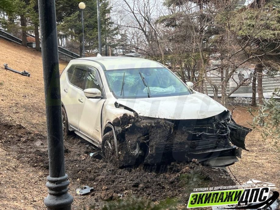 Невнимательность владивостокского водителя привела к странной аварии