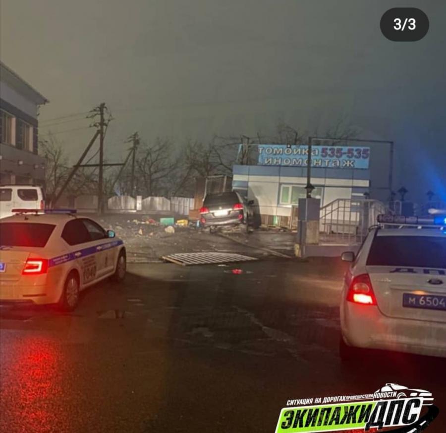 Ночное ДТП: во Владивостоке «круизер» протаранил забор и популярную автомойку