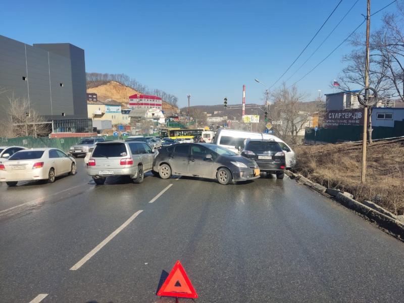 Lexus, Prius и другие: массовое ДТП произошло во Владивостоке на скользкой дороге
