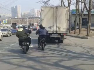 Дети на мопедах устроили опасные «покатушки» во Владивостоке