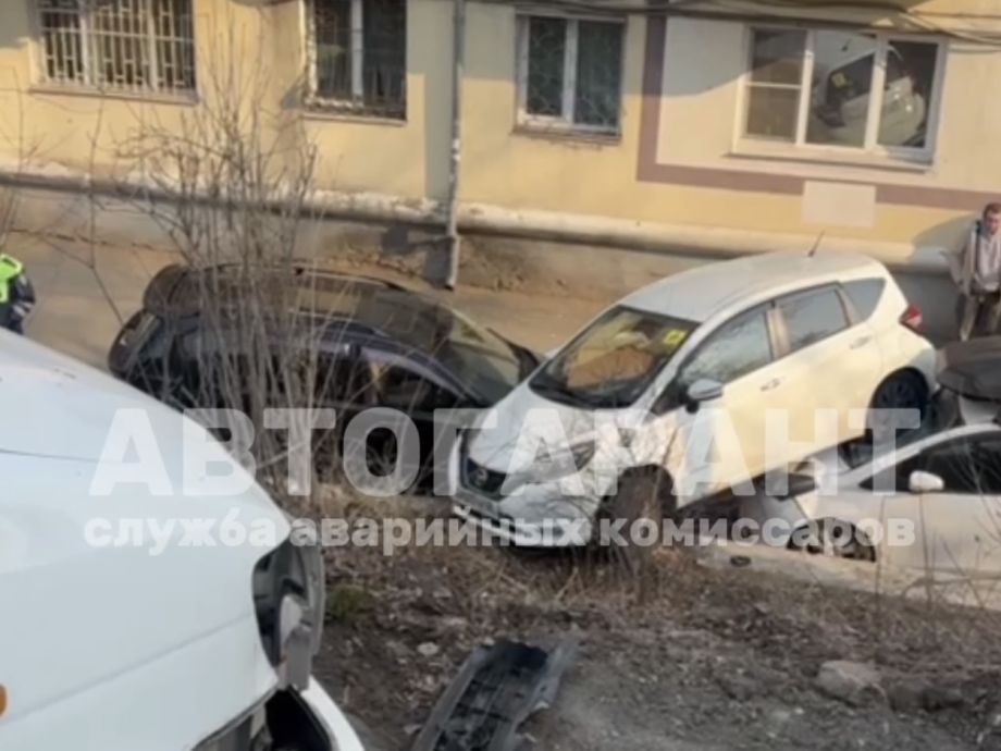 Женщина перепутала педали и упала с косогора во Владивостоке