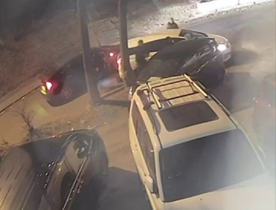 Полиция Владивостока поймала беспредельщиков, напавших на авто после дорожного конфликта