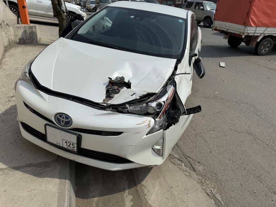 «Приуса» отбросило в бордюр: во Владивостоке на Юмашева грузовик затормозил и в него влетела легковушка