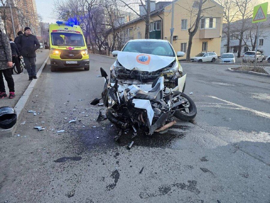 Первые жертвы: жёсткое ДТП с мотоциклистом произошло во Владивостоке