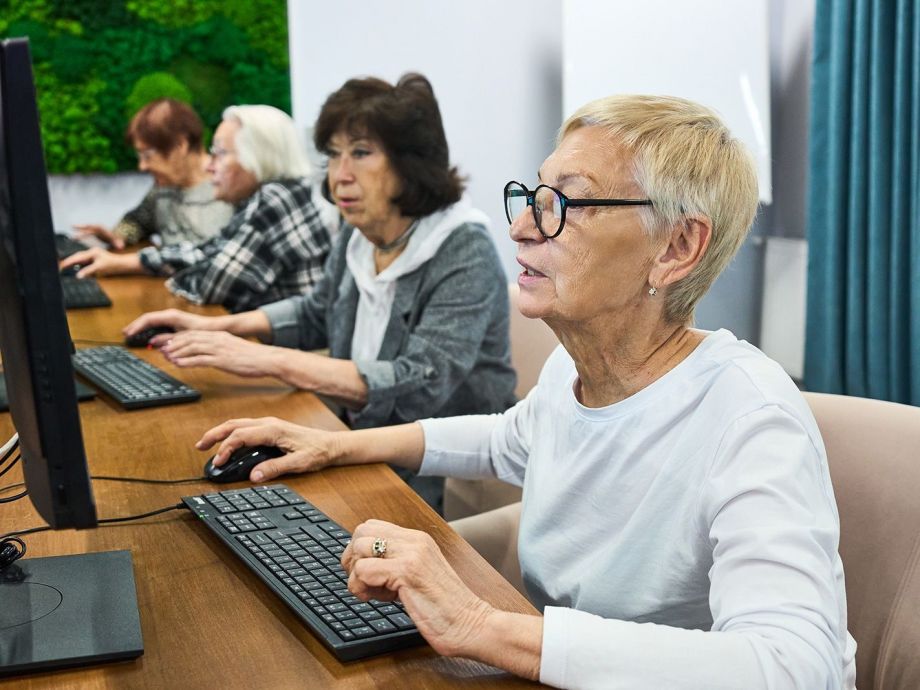 Что положено пенсионерам, у которых непрерывный стаж 5–10 лет: особая пенсия и льготы