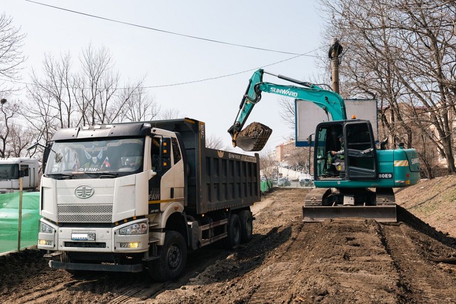 Обустройство аллеи на месте трамвайных путей стартовало во Владивостоке