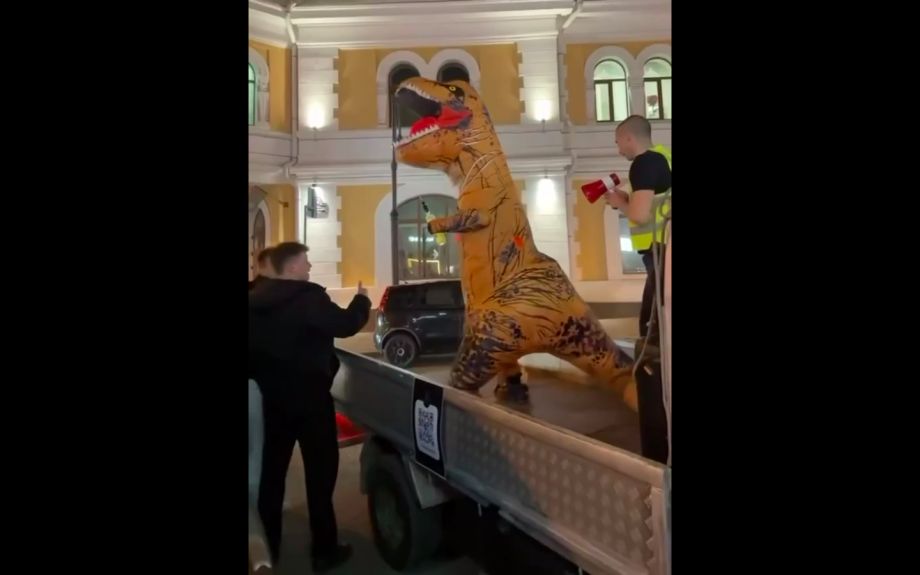 Водителя из Владивостока наказали за перевозку «динозавра» по городу