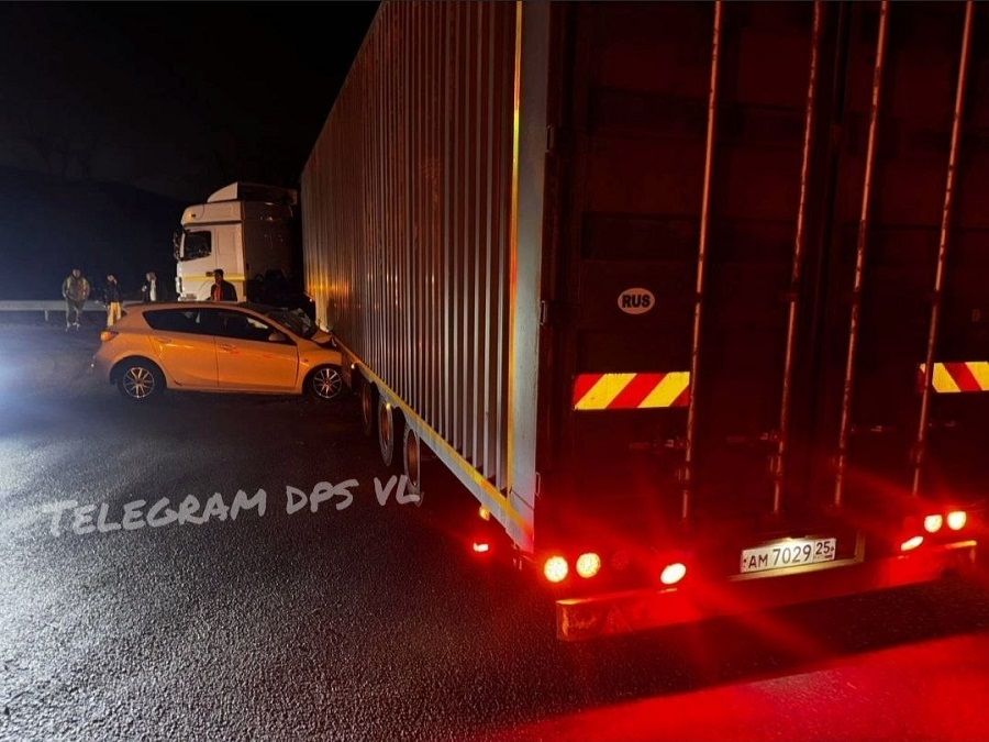 Только что привезённая «японка» залетела под большегруз во Владивостоке