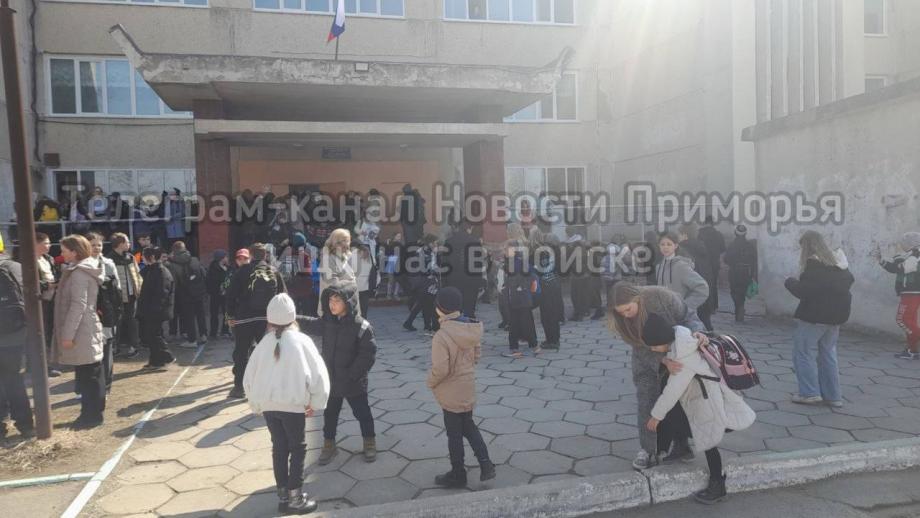Срочная эвакуация: в одной из школ Владивостока сорвали занятия