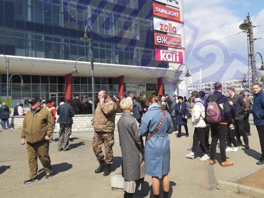 «Срочно покиньте здание»: в торговом центре Владивостока массовая эвакуация