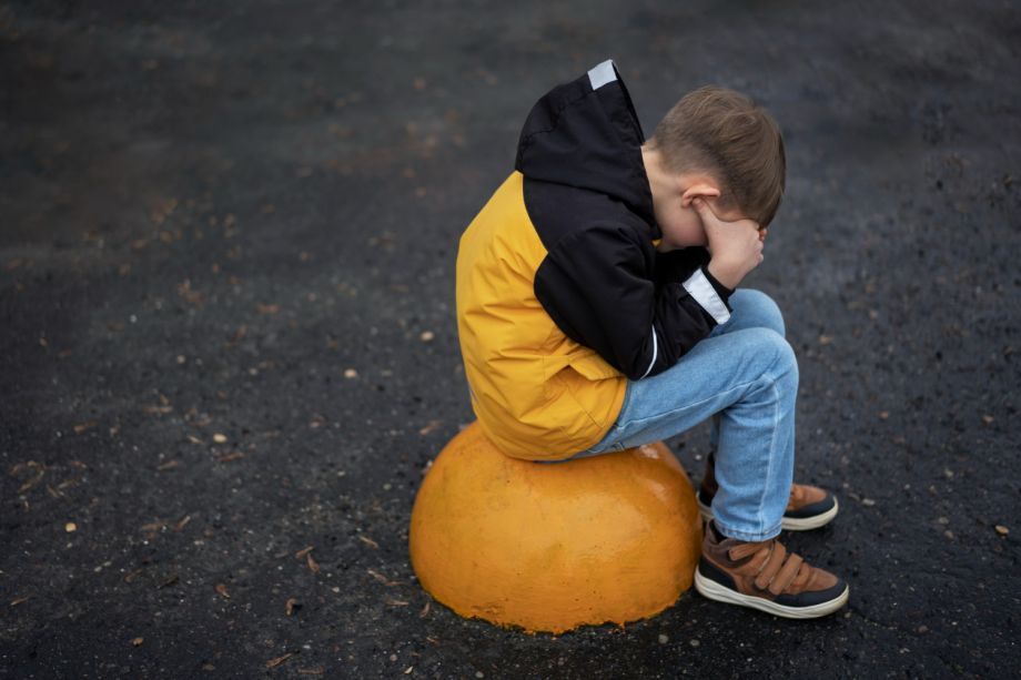 История с пострадавшим ребенком, которого поставили на колени, попала в поле зрения ведомств