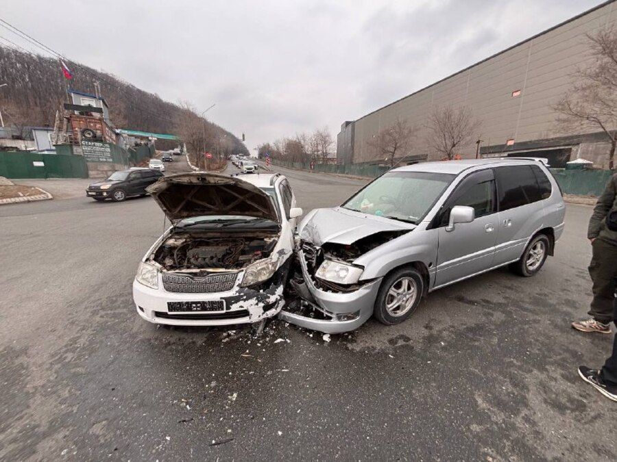 Машины в «тотал»: Mitsubishi и Toyota не поделили дорогу на проблемном перекрестке во Владивостоке