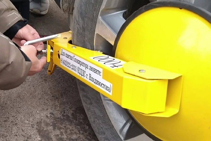 Нарушителей правил парковки во Владивостоке блокируют по два в день