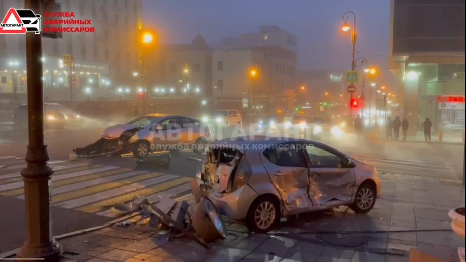«Не успел проскочить»: в центре Владивостока произошло жесткое ДТП