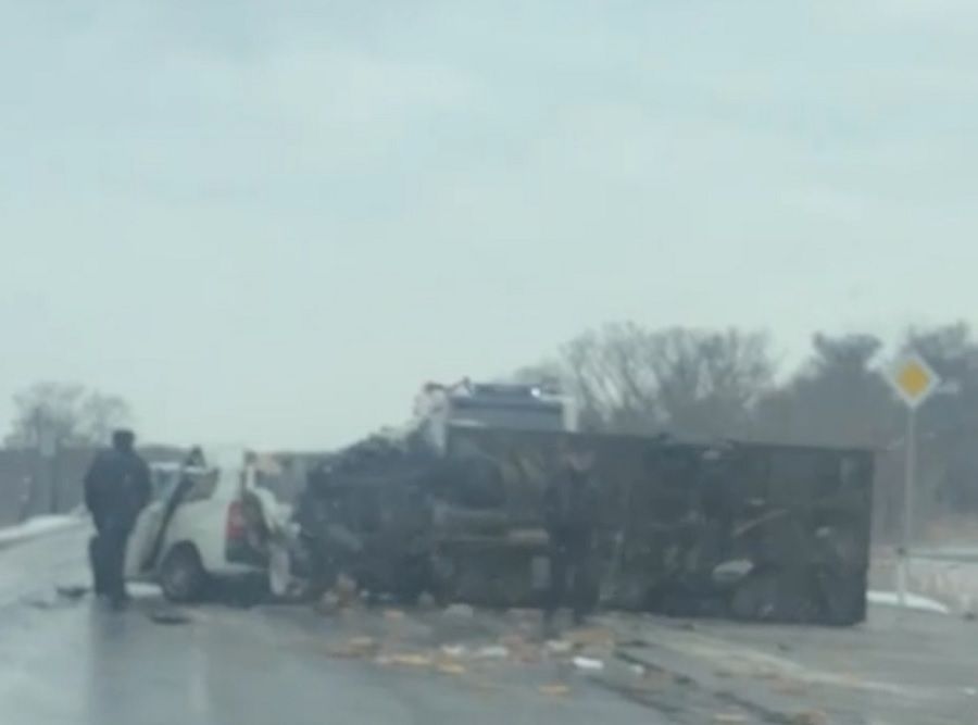 Смертельное ДТП под Спасском‑Дальним: грузовик смял легковушку