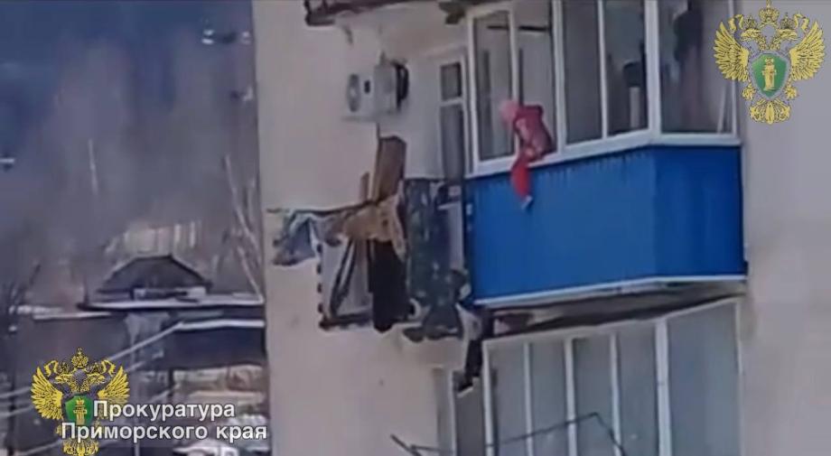 В Приморье двое детей чуть не выпали с балкона
