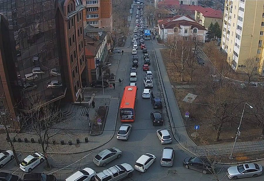 Утреннее ДТП во Владивостоке: дорога на Эгершельд заблокирована наглухо