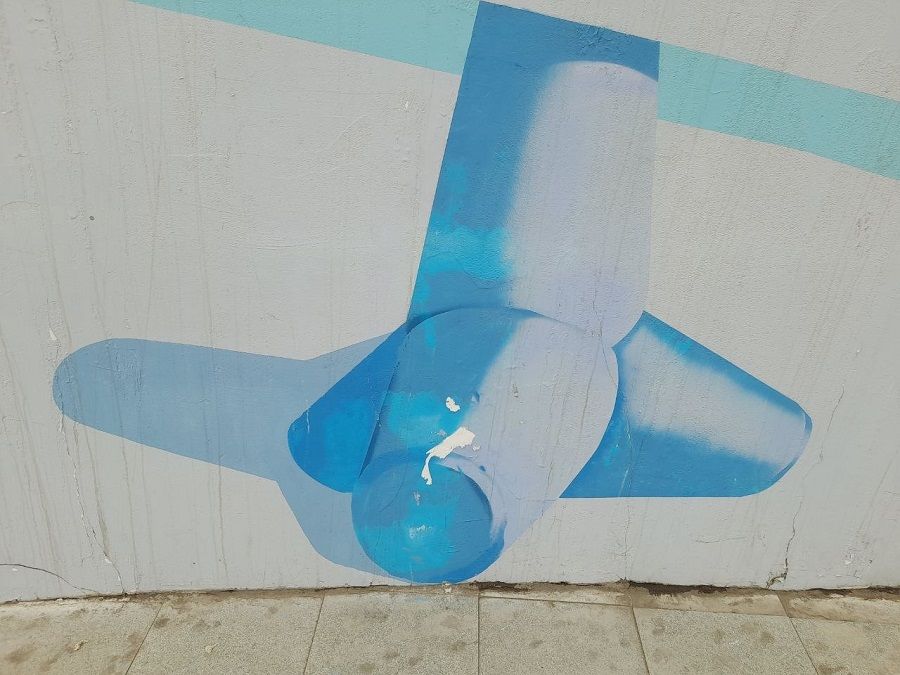 Стена с мозаиками около Покровского парка уже нуждается в ремонте