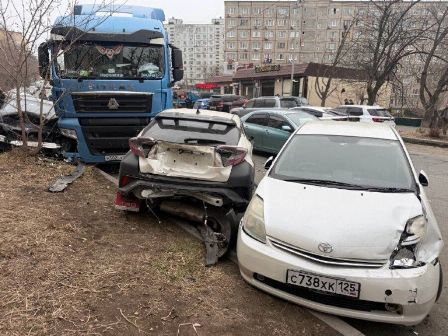 Пьяный водитель грузовика собрал «страйк» из машин во Владивостоке