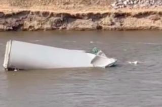 Упала фура с химикатом. Хабаровчанам запретили брать воду из реки