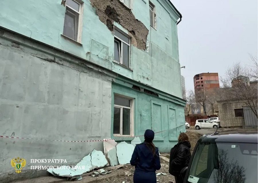 Дом во Владивостоке с живущими в нём людьми разваливается на глазах