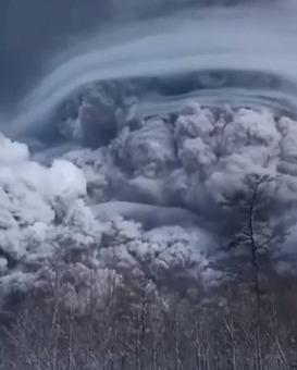 Фото: Telegram-канал svodka_25 | Мощнейшее извержение вулкана зафиксировано на Камчатке