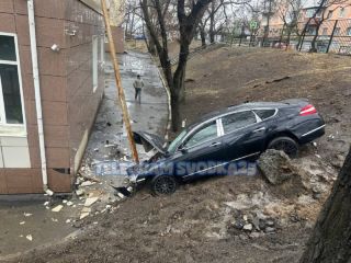 Пьяная гонка у школы во Владивостоке закончилась тараном забора и побегом