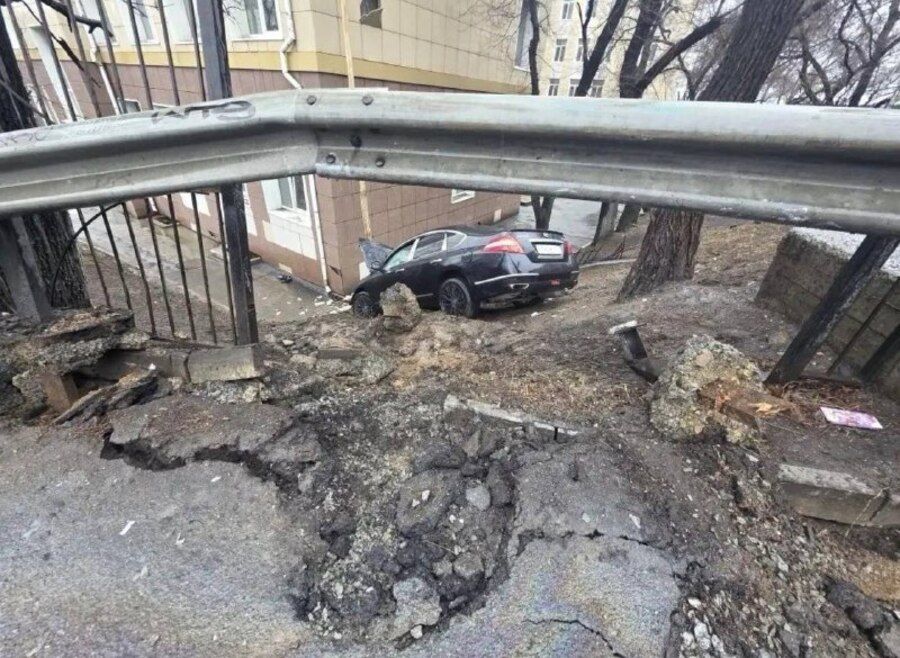 Полиция ищет водителя, который протаранил забор и сбежал после ДТП во Владивостоке