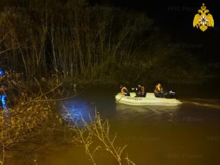 Фото: 25.mchs.gov.ru | Лодка с двумя мужчинами перевернулась в Приморье