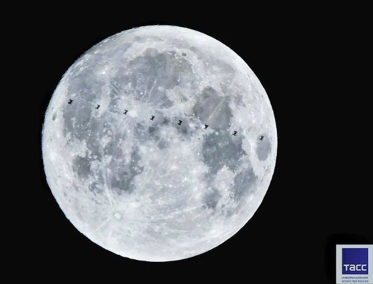 Приморский фотограф поймал МКС на фоне Луны
