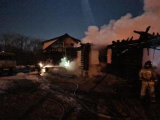 Фото: 25.mchs.gov.ru | В Приморье, спасая свой дом от пожара, пострадал мужчина